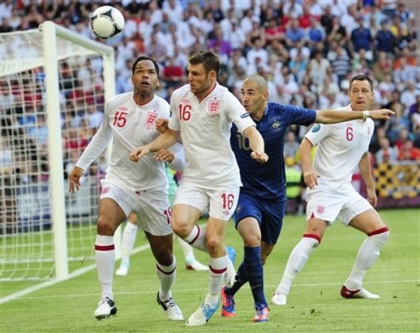Karim Benzema trong vòng vây hậu vệ Anh.